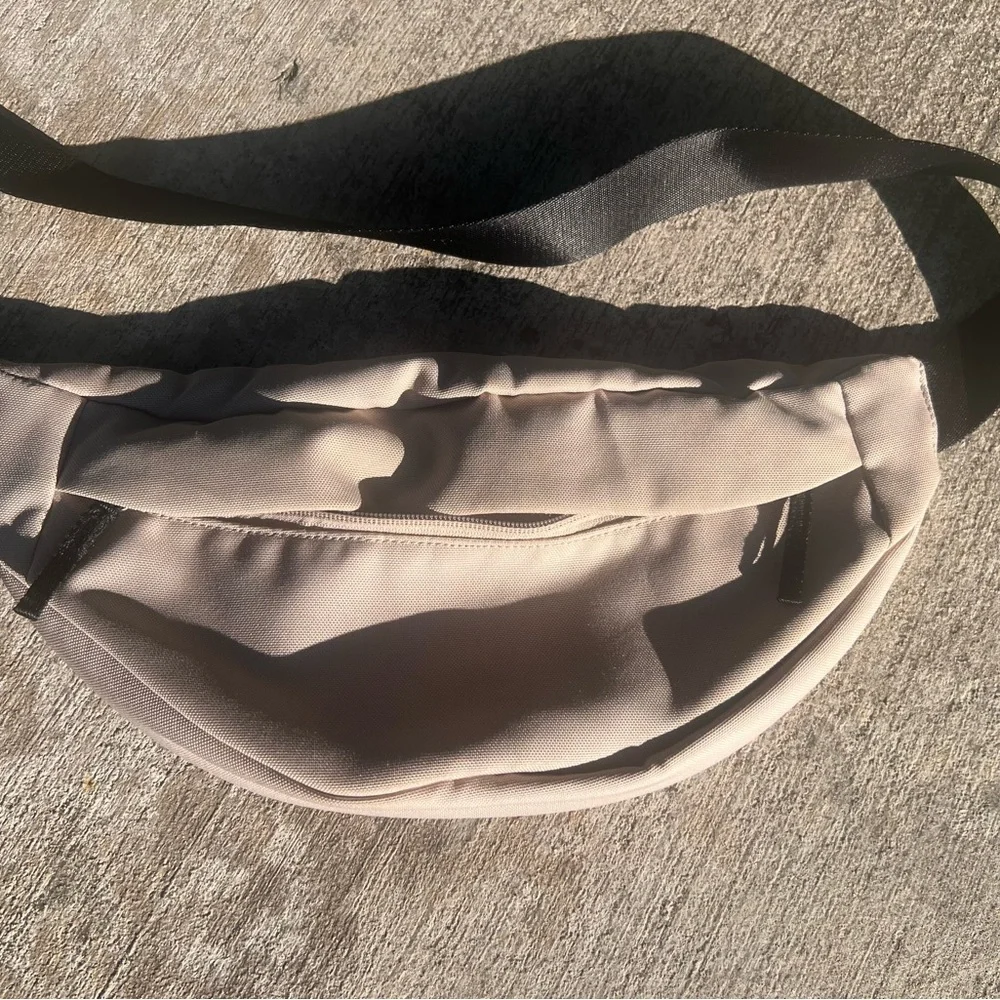 Everlane Women's grayish neutral crossbody bag - Picture 5 of 5